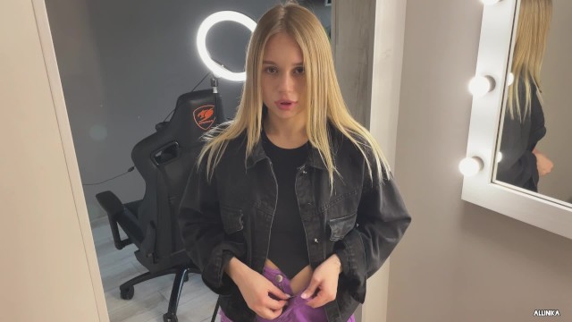 Жетілген әйелдің түкті кискасын мастурбациялағаны туралы бейне