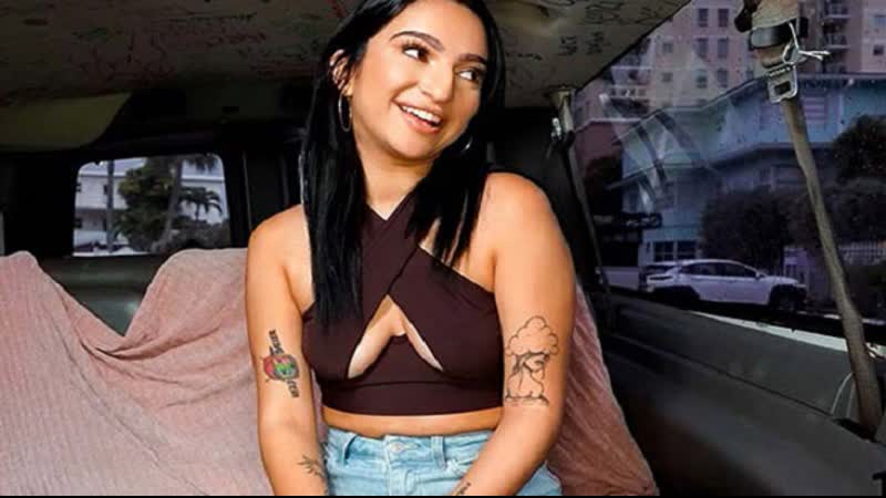 Шөл далада жалаңаш адам жатыр