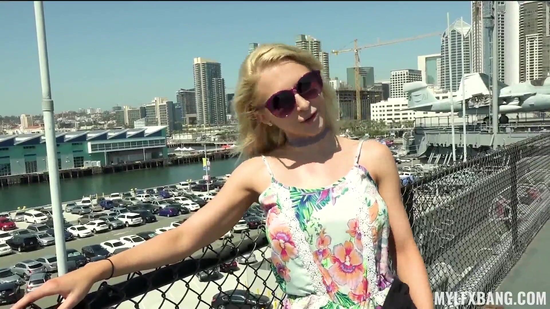 Колледжде аяғыңды жалайсың, тентек, сыныптасым. Қызыл телпек порно фильміндегі актрисалар