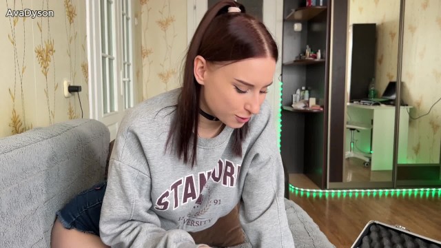 Шұңқырлап отырған әйел өзінің кискасын көрсетеді