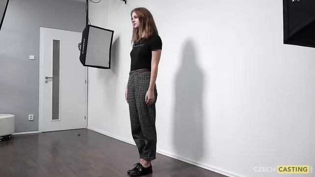 Adolescent cutie a réussi un casting porno