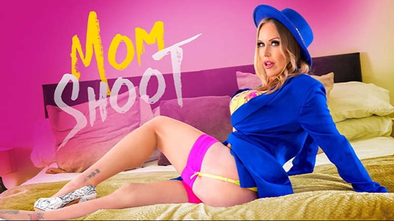 Ересек әйелдер порнофотосуреттерде кеуделерін көрсетті.