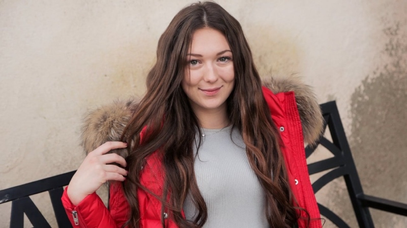 Төрт аяғында жалаңаш арық қыз