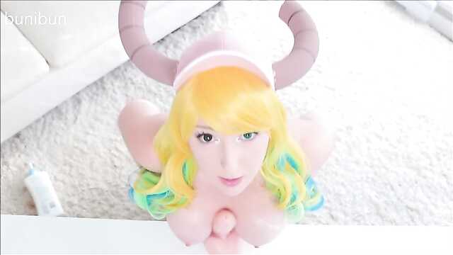 Қыз үйренеді дрочить сиськи алдында вебкой