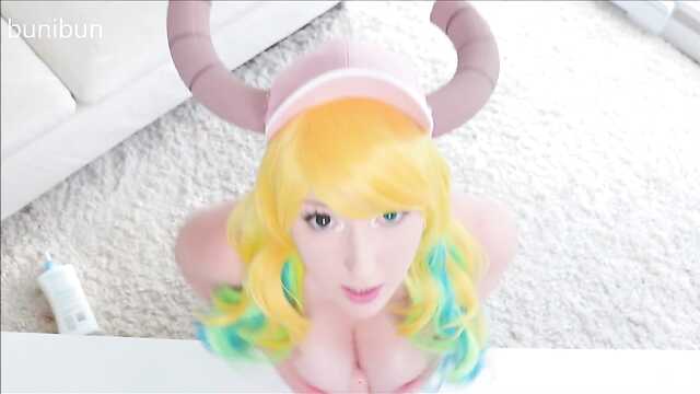 Қыз үйренеді дрочить сиськи алдында вебкой