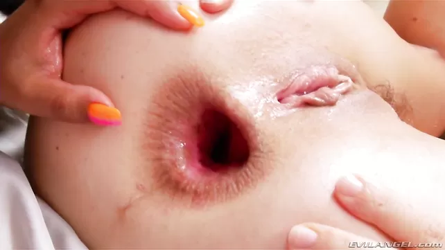 Қыздар үлкен дилдомен есегін созды