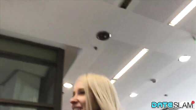 Блондинка с татуировками появляется перед камерой