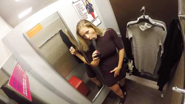 Dziewczyna wali konia wszystkie dziury w przymierzalni