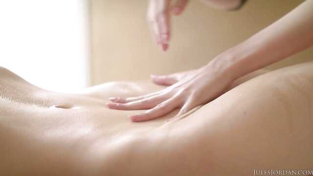 Masażystka rozwodziła na seks piękną klientkę
