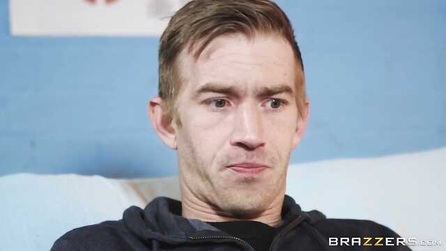 Докторша пристально следит за пациентом