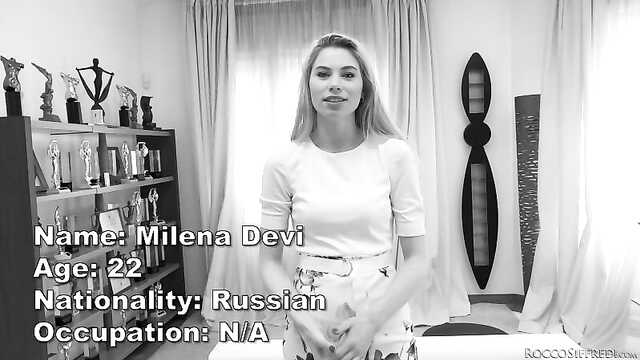 Красотка дарит мужчинам удовольствие.