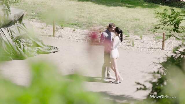 Fille baisée dans la chatte tôt le matin