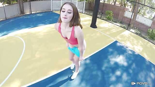 Koszykarka bawi się w cipkę z chłopakiem