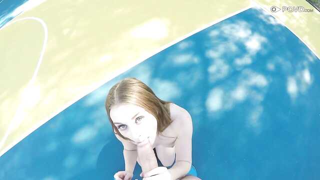 Koszykarka bawi się w cipkę z chłopakiem