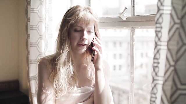 Laska z małymi cyckami spuści od odbytu