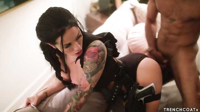 Dziewczyna w garniturze Lary Croft pieprzy się z mulatem