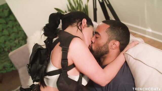 Dziewczyna w garniturze Lary Croft pieprzy się z mulatem