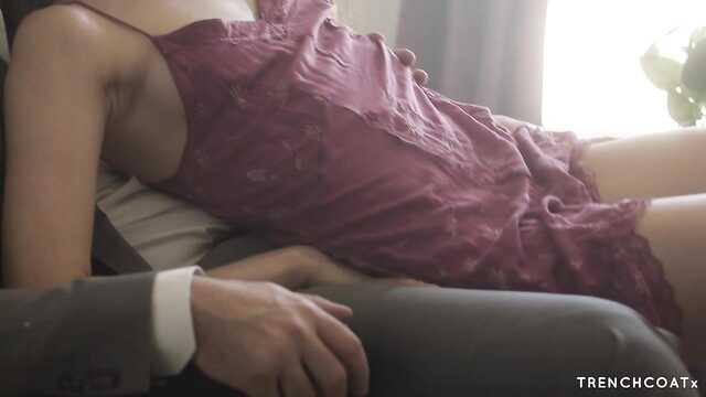 Junge Studentin reitet auf dem Schwanz eines erfahrenen Liebhabers