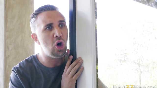 Sąsiad przyszedł odwiedzić i pieprzył laskę w tyłek