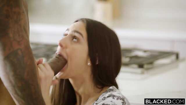 A donzela de pernas longas é empurrada para o parafuso do negro