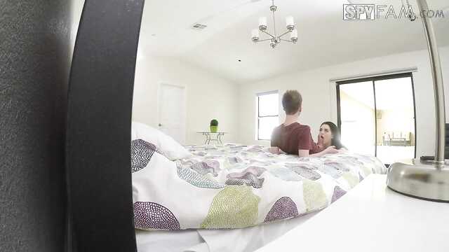 Сосед проник в дом своей соседки и ударил её членом.