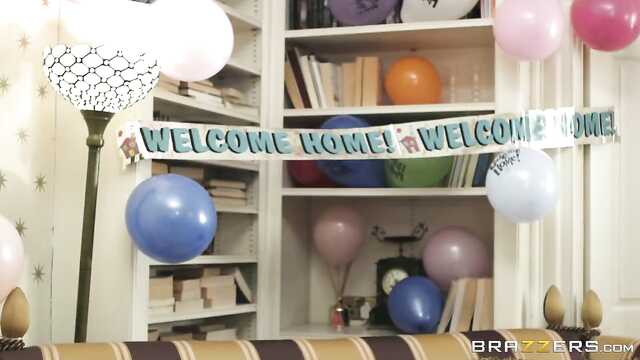 Busty babka na kanapie pieprzy się z facetem