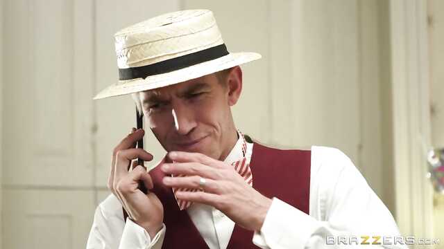 Busty babka na kanapie pieprzy się z facetem