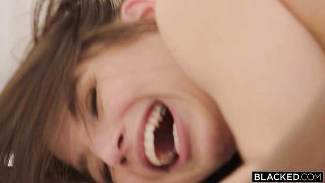 Czarnoskóry kochanek uprawia seks z dupą dziewczyny