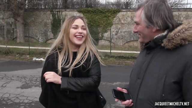 Rosyjska Blondynka zgodziła się na trójkąt w pogotowiu