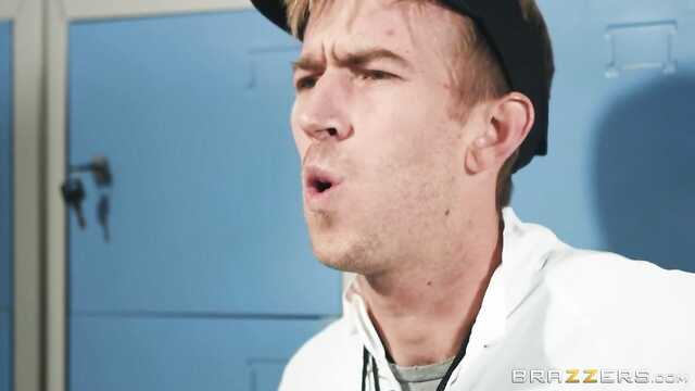 Morena tetona tiene sexo en el vestuario del Club de deportes