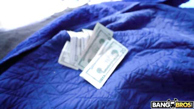 Blondynka z wielką dupą pieprzy się za pieniądze w minibusie