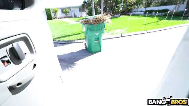 Blondynka z wielką dupą pieprzy się za pieniądze w minibusie