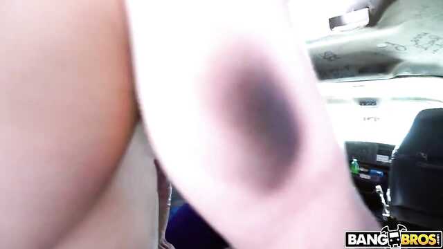 Blondynka z wielką dupą pieprzy się za pieniądze w minibusie