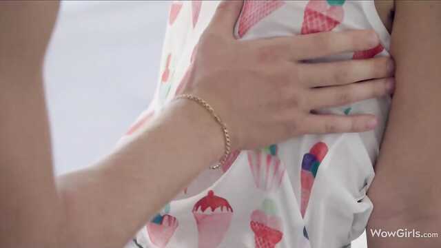 Russe Babe Julia avec blonde s'engager dans l'anal