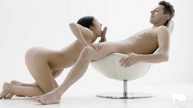 Әуесқой вылизал девке саңылау және трахнул оның мүшесі