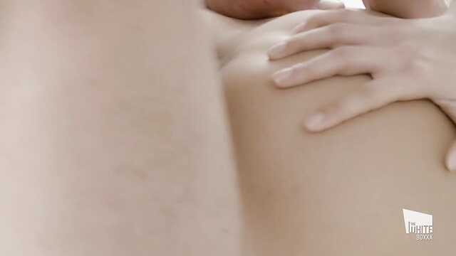 Әуесқой вылизал девке саңылау және трахнул оның мүшесі