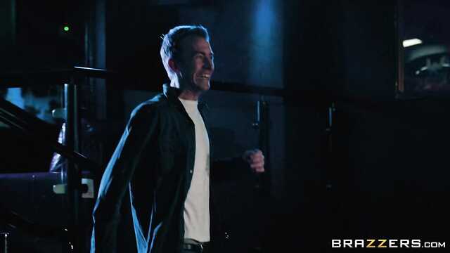 Үлкен мүшесі жігіт енеді тугую киску жыныстық девки