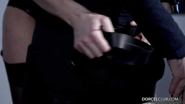 Surowa Pani obciągnęła kutasa mężczyźnie i zmusiła się do zerżnięcia