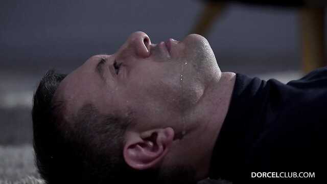 Surowa Pani obciągnęła kutasa mężczyźnie i zmusiła się do zerżnięcia