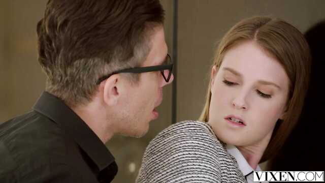 Doświadczony mężczyzna doprowadza młodą gwiazdę do orgazmu