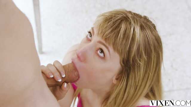 Pau longo homem penetra na buceta apertada loira