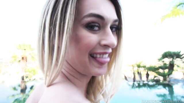 Блондинка готова на анальные утехи