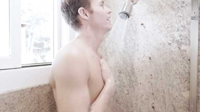 Секс мачехи с упругими сиськами и пасынком в душе.