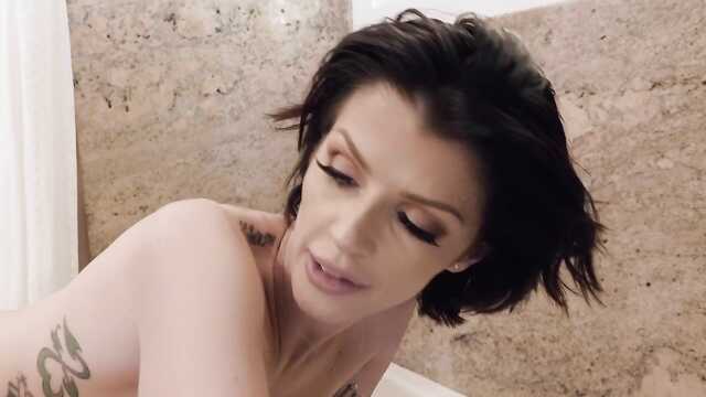 Секс мачехи с упругими сиськами и пасынком в душе.