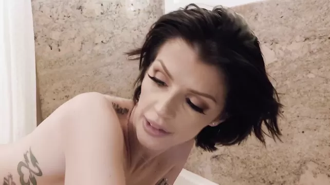 Madrastra con tetas hinchables tiene sexo en la Ducha con hijastro