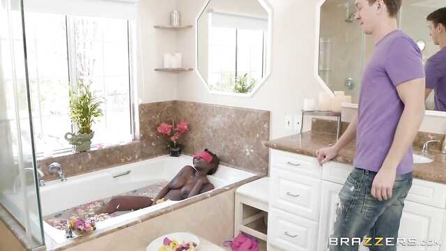 Мужчина и негритянка – случай в пиздень.