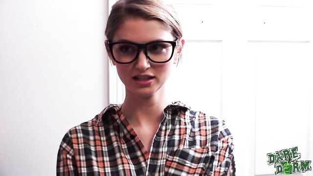 Студентки заворожили парня: групповой минет.