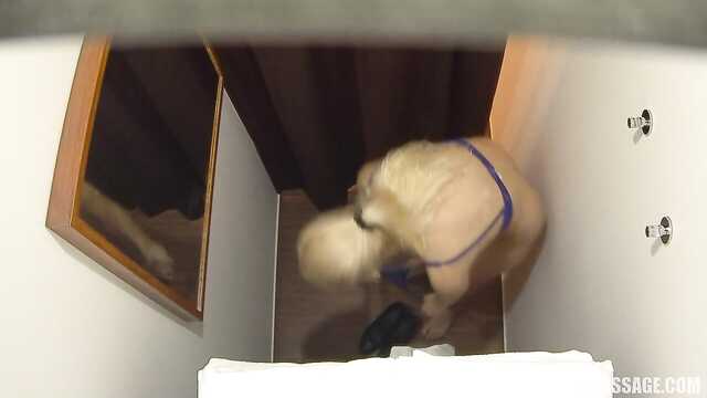 Массаж терапевті жас денені қолымен қатты дамытты