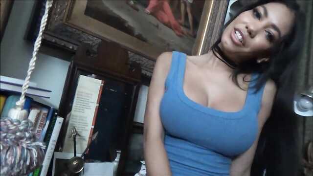 Brunetka w pracy przespała się z kolegą