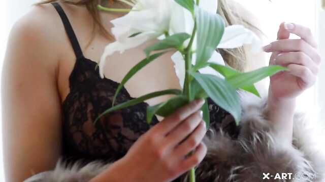 Laska rozebrała się i bezpośrednio na kanapie wali konia ptaszka